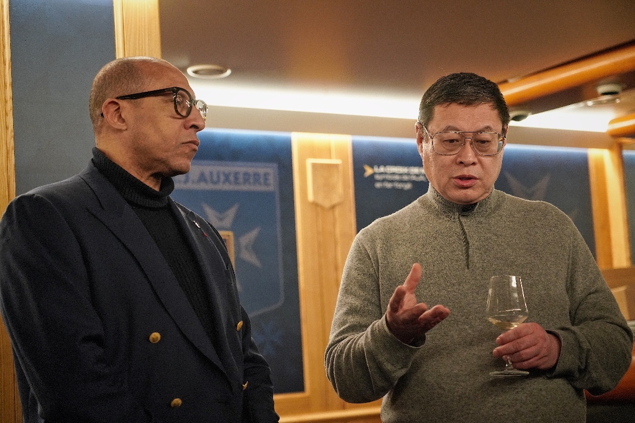 法國(guó)足協(xié)主席迪亞洛做客歐塞爾，并與董事會(huì)主席周云杰會(huì)晤
