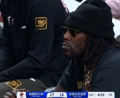 哦呦？你來了！新疆新外援哈雷爾場邊觀戰(zhàn)新疆主場vs深圳的比賽