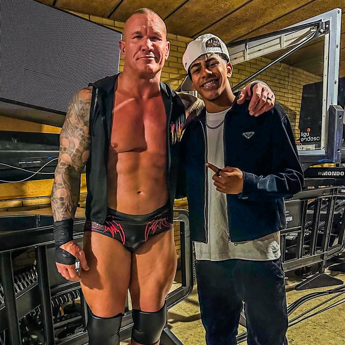 小心RKO！亞馬爾現(xiàn)場觀戰(zhàn)WWE，和奧爾頓、Triple H等合影