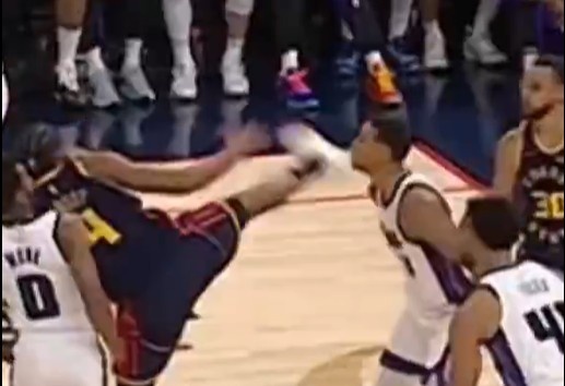 抬腳過(guò)高踢到了對(duì)手下巴！NBA官方：穆迪這一動(dòng)作被判1級(jí)惡犯