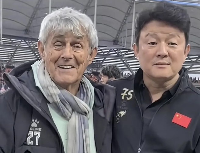 有點(diǎn)像？米盧差點(diǎn)將青島籍演員張磊誤認(rèn)為是孫繼海