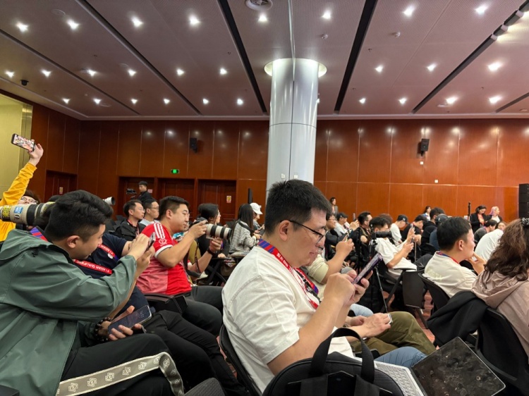萬眾矚目！記者擠滿國足賽前新聞發(fā)布廳，賽場記者預(yù)計超300人