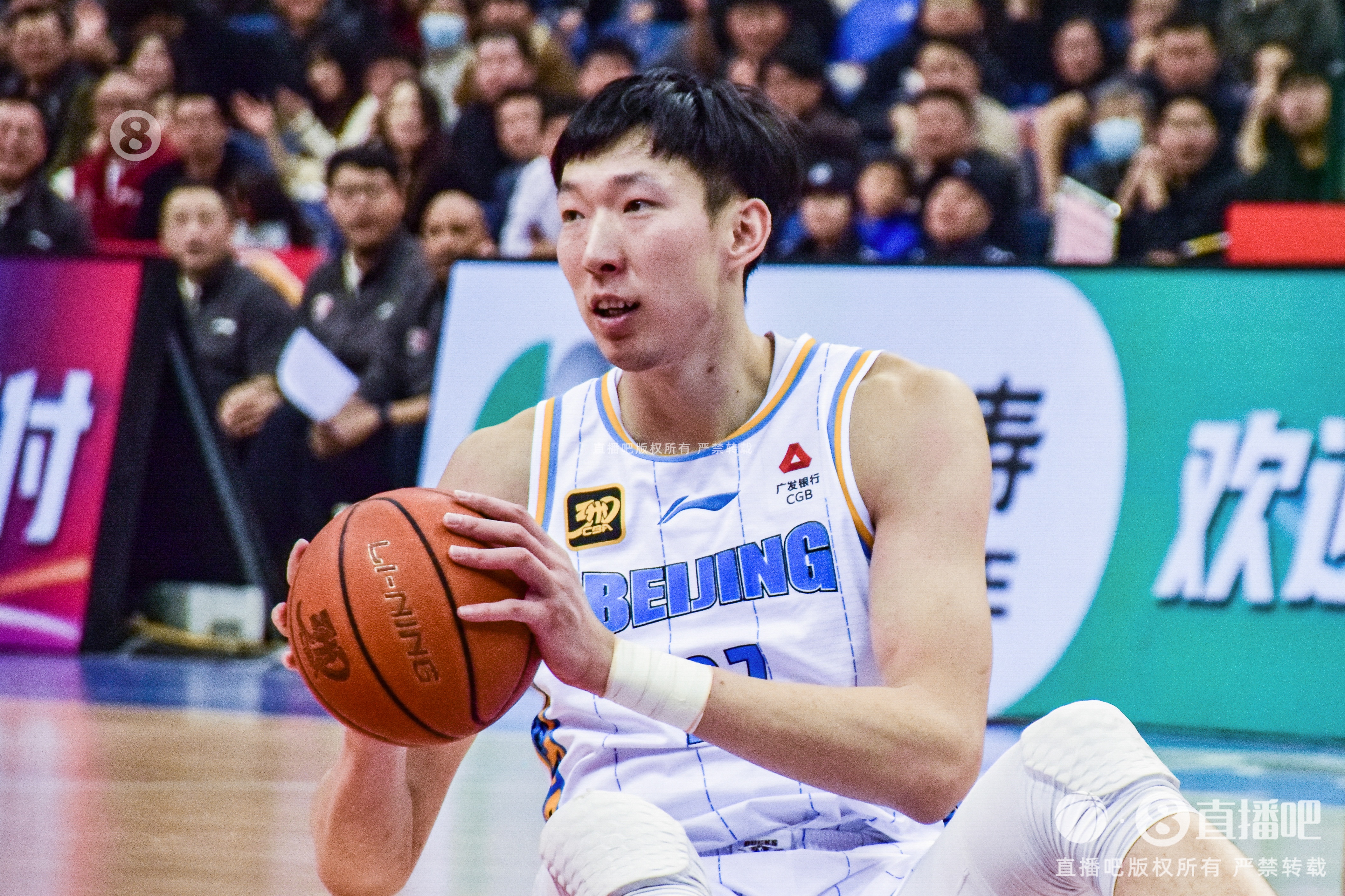 定海神針！周琦內(nèi)線攻防在線 半場6中5貢獻(xiàn)12分6籃板2蓋帽
