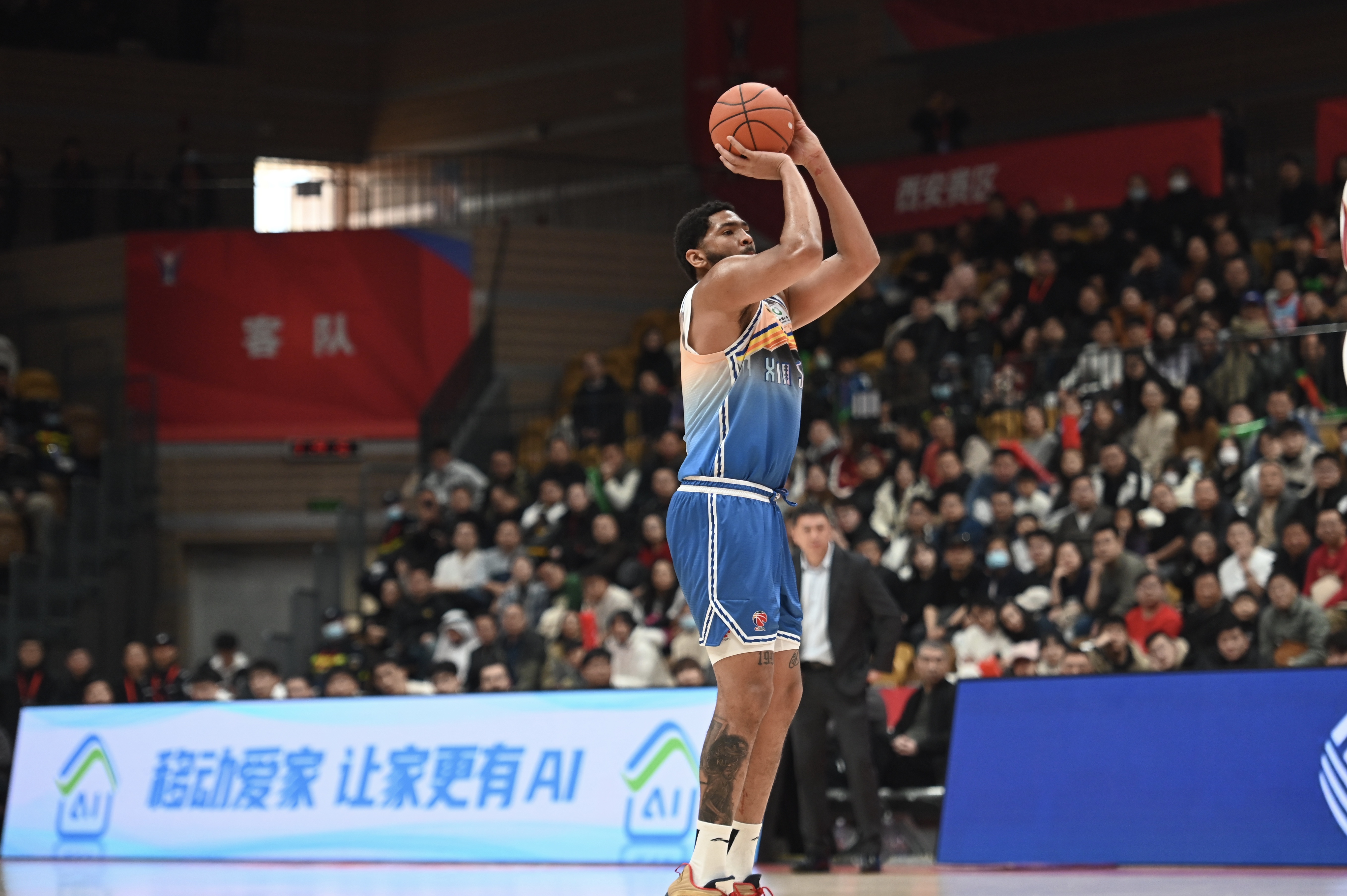 手感火熱！勞森半場7中6高效砍下17分5籃板 首節(jié)15分